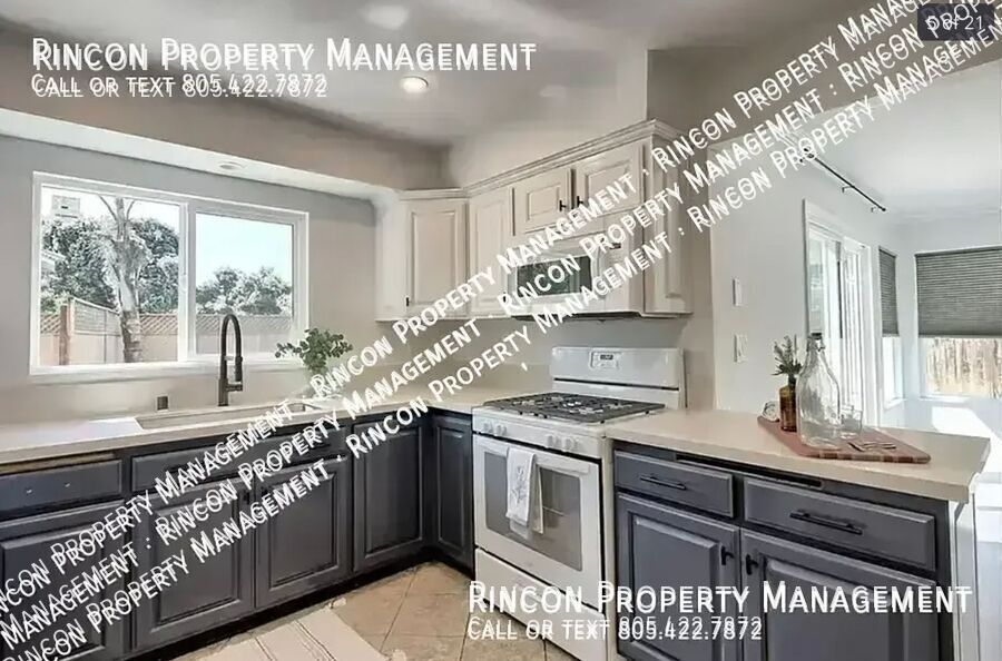 Spacious Ventura Home with 6 Bedrooms, Expansive Backyard & Fireplace property image