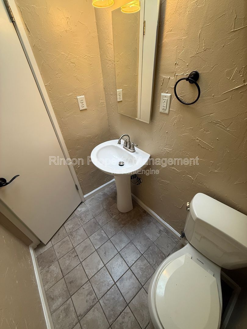 ****3 Bedroom, 2.5 Bedroom Home in Ventura*** Available Now! property image