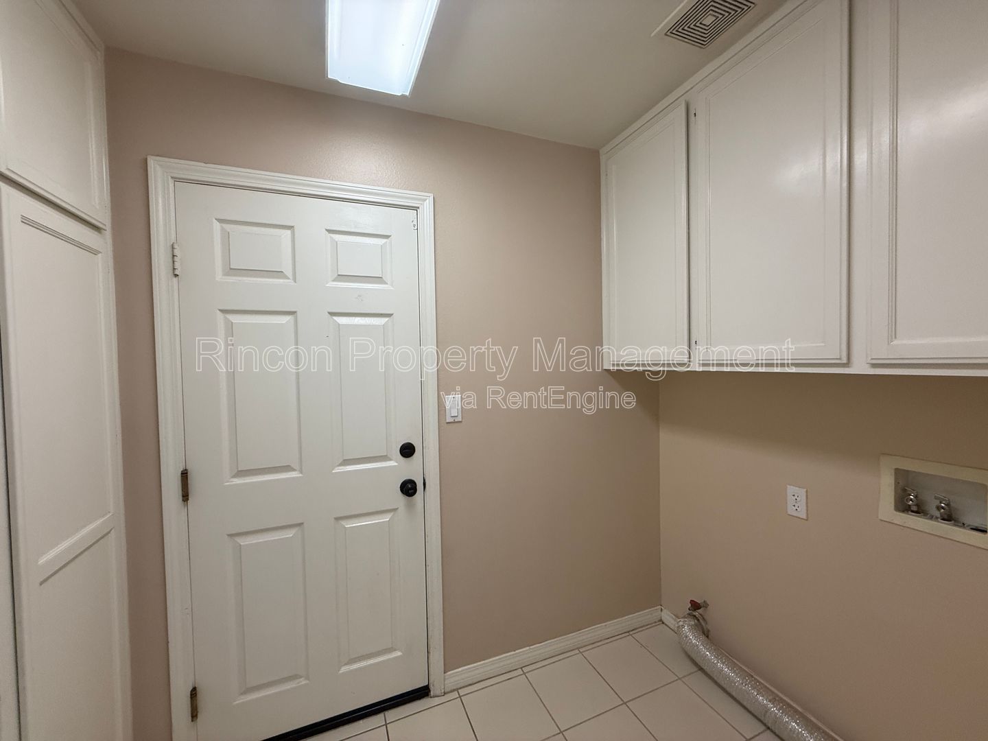 *Modern and Spacious *4 Bedroom 3 Bathroom Home in Thousand Oaks *Available 2/17* property image