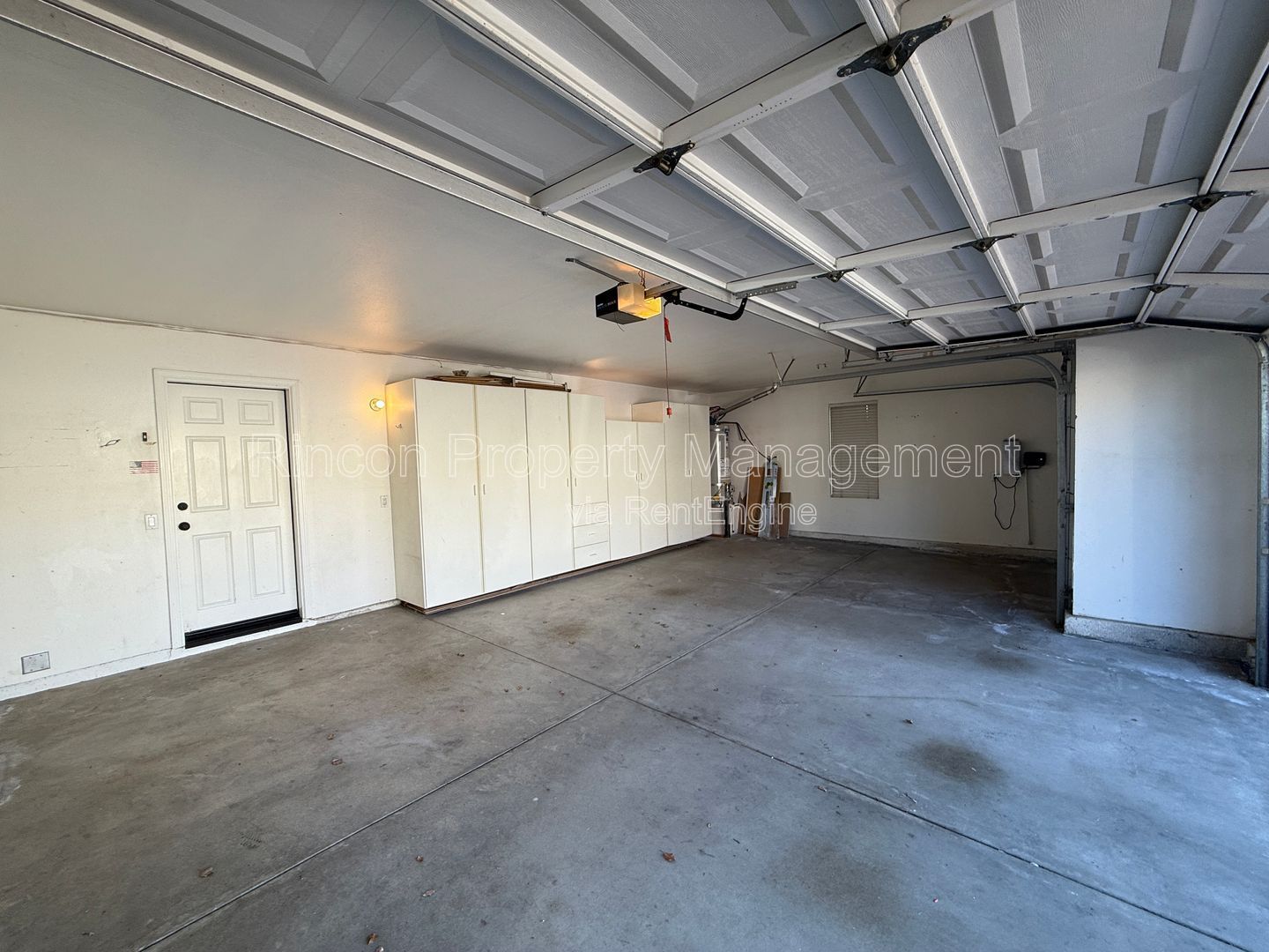 *Modern and Spacious *4 Bedroom 3 Bathroom Home in Thousand Oaks *Available 2/17* property image