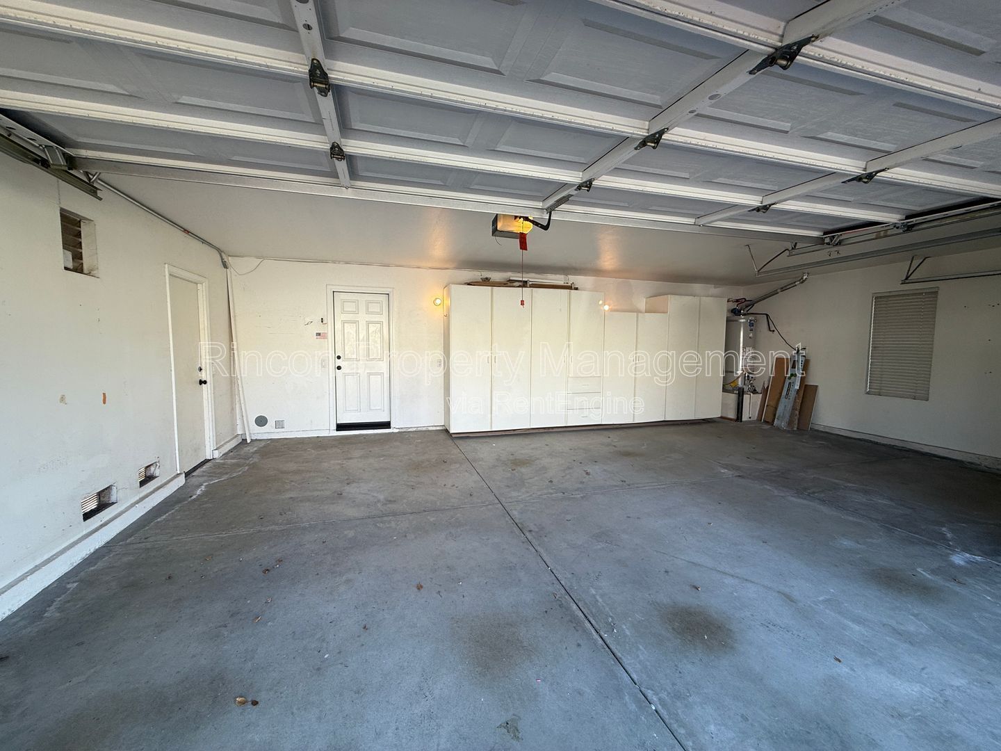 *Modern and Spacious *4 Bedroom 3 Bathroom Home in Thousand Oaks *Available 2/17* property image