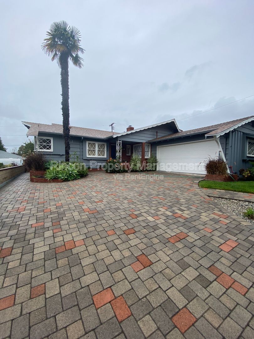 *Serene Setting, Amazing Amenities* 3 Bedroom Foothills Home property image