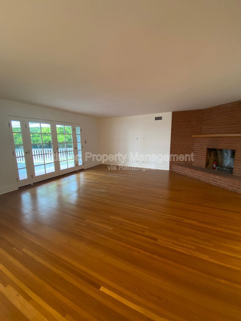 *Serene Setting, Amazing Amenities* 3 Bedroom Foothills Home property image