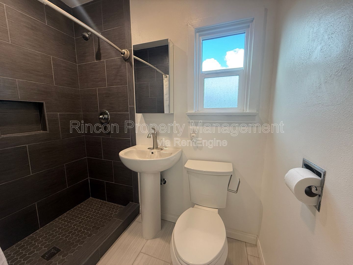 ***Cozy Bungalow for rent in El Rio, Oxnard*** Available now!!! property image