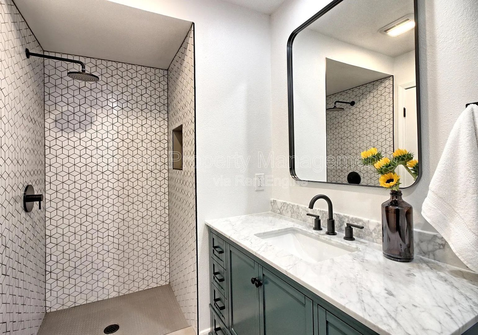 Spacious Ventura Home with 6 Bedrooms, Expansive Backyard & Fireplace property image