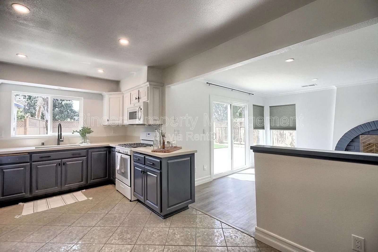 Spacious Ventura Home with 6 Bedrooms, Expansive Backyard & Fireplace property image