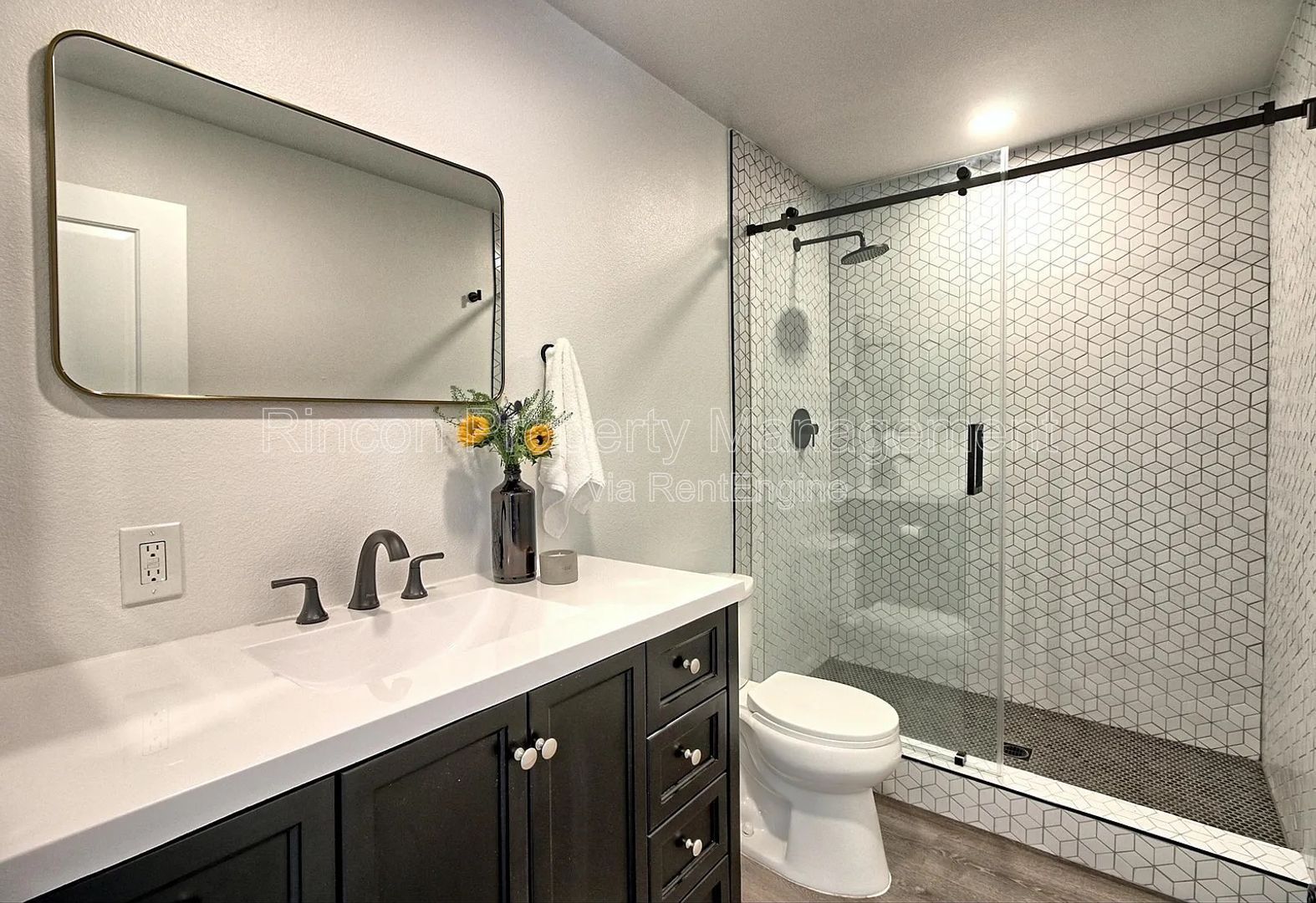 Spacious Ventura Home with 6 Bedrooms, Expansive Backyard & Fireplace property image