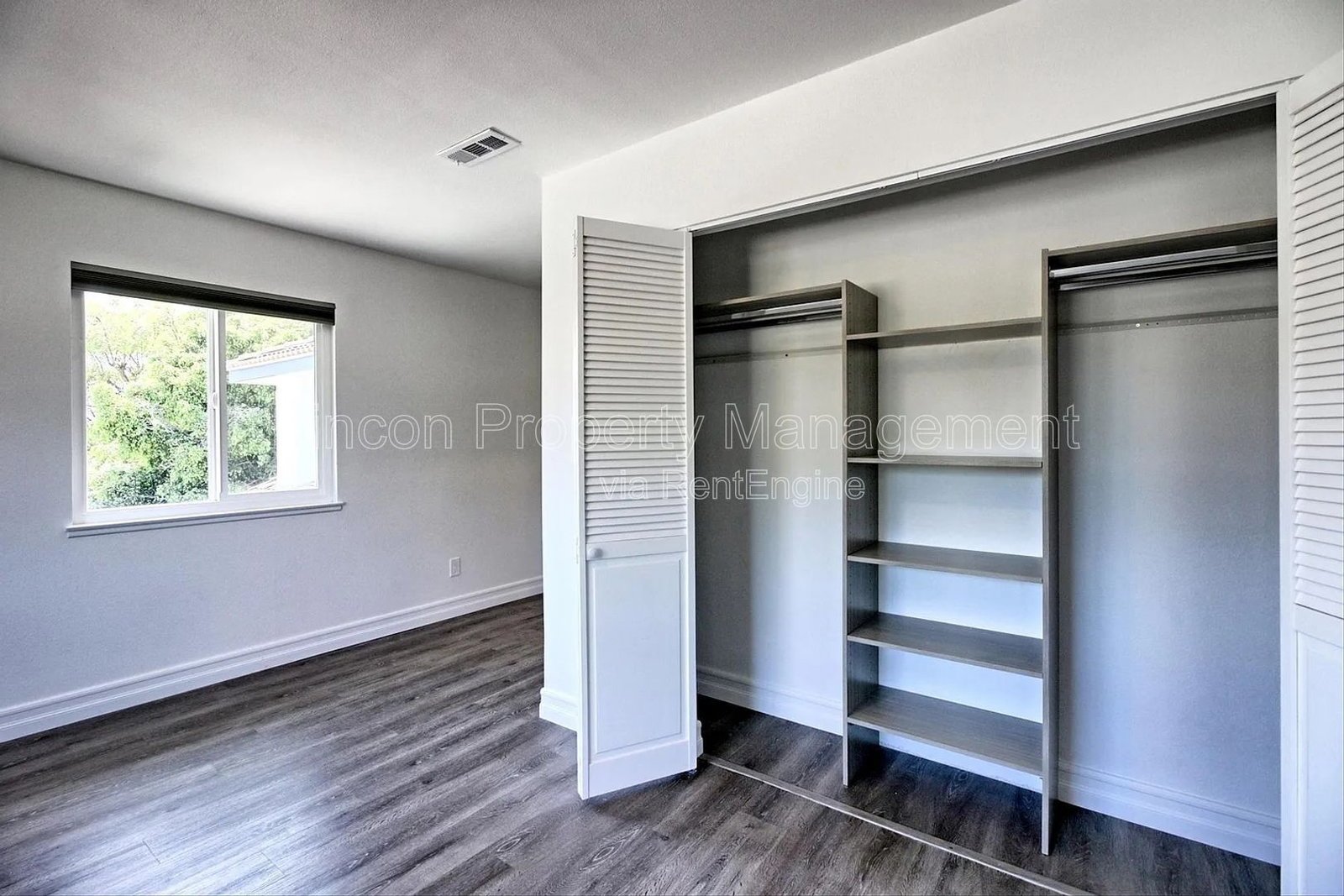 Spacious Ventura Home with 6 Bedrooms, Expansive Backyard & Fireplace property image