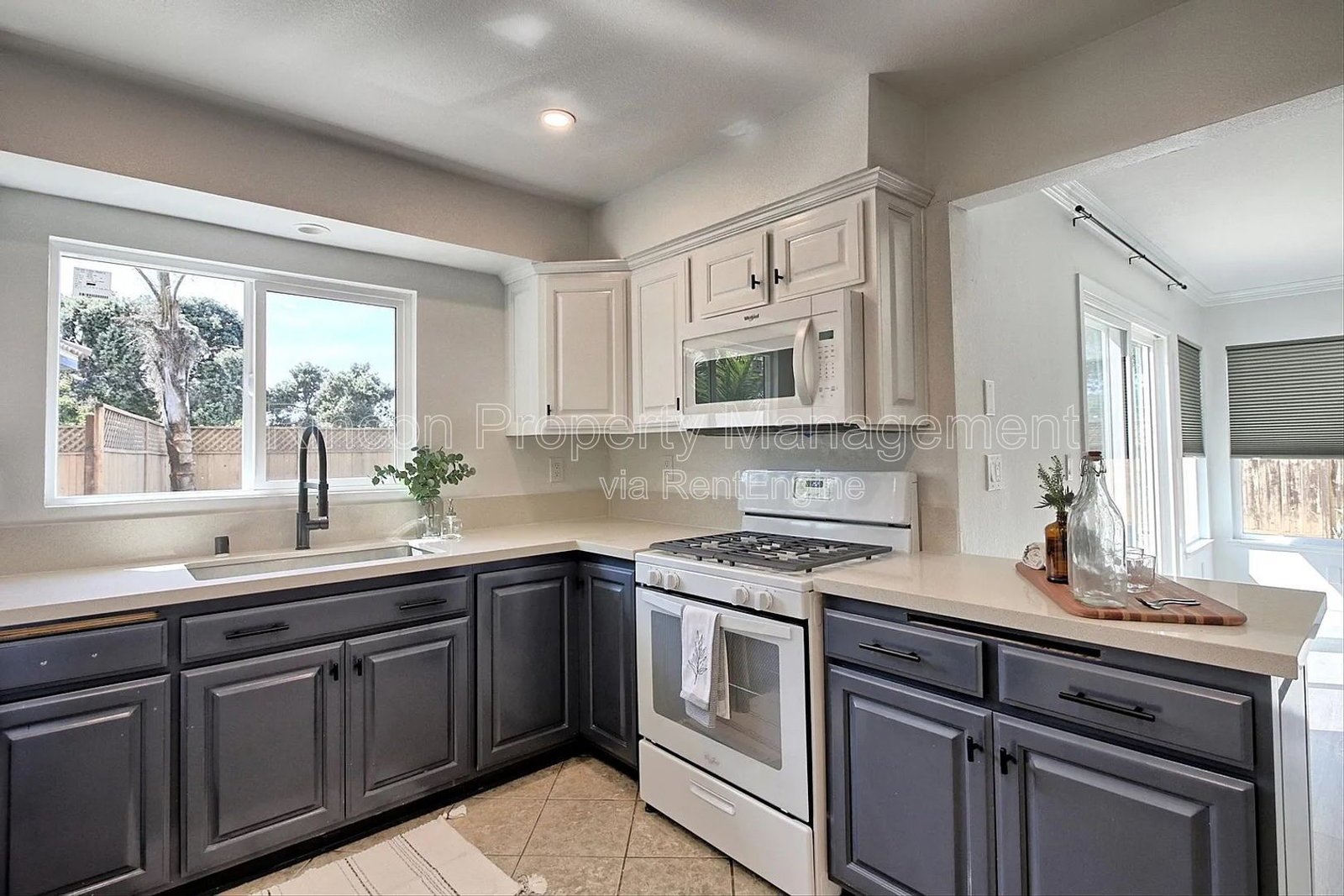 Spacious Ventura Home with 6 Bedrooms, Expansive Backyard & Fireplace property image