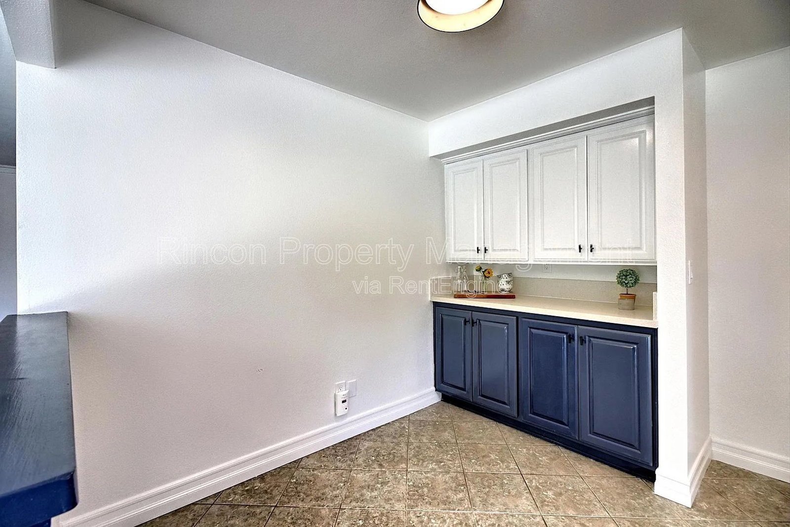 Spacious Ventura Home with 6 Bedrooms, Expansive Backyard & Fireplace property image