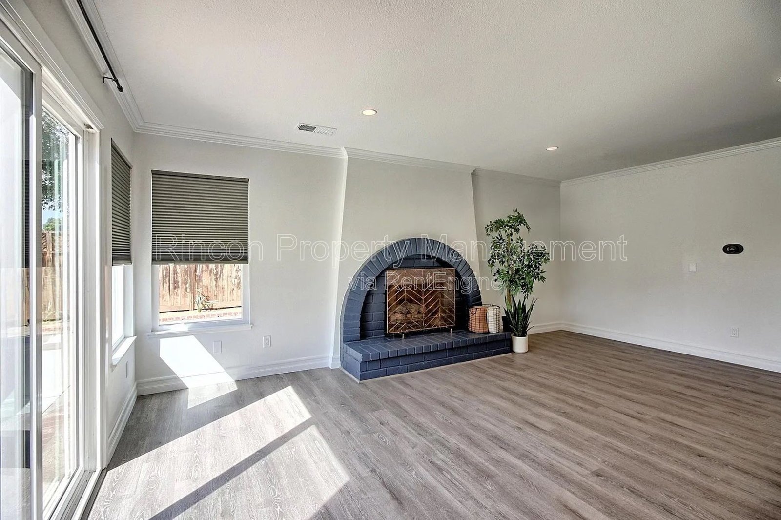 Spacious Ventura Home with 6 Bedrooms, Expansive Backyard & Fireplace property image