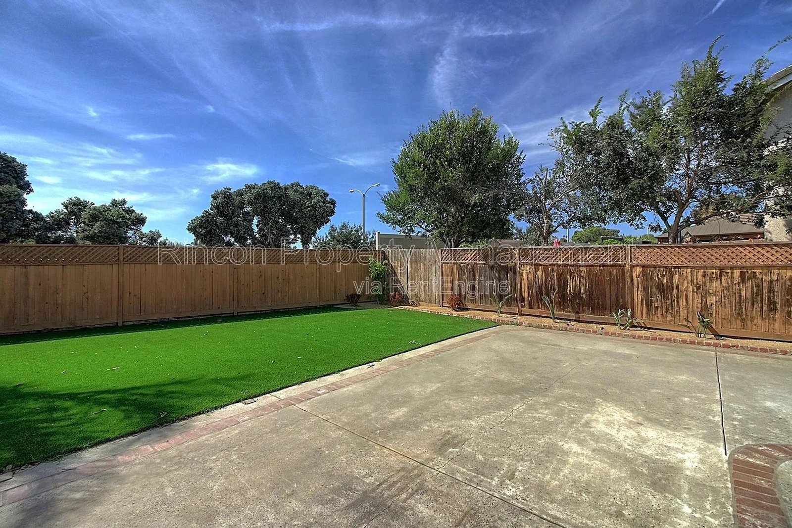 Spacious Ventura Home with 6 Bedrooms, Expansive Backyard & Fireplace property image