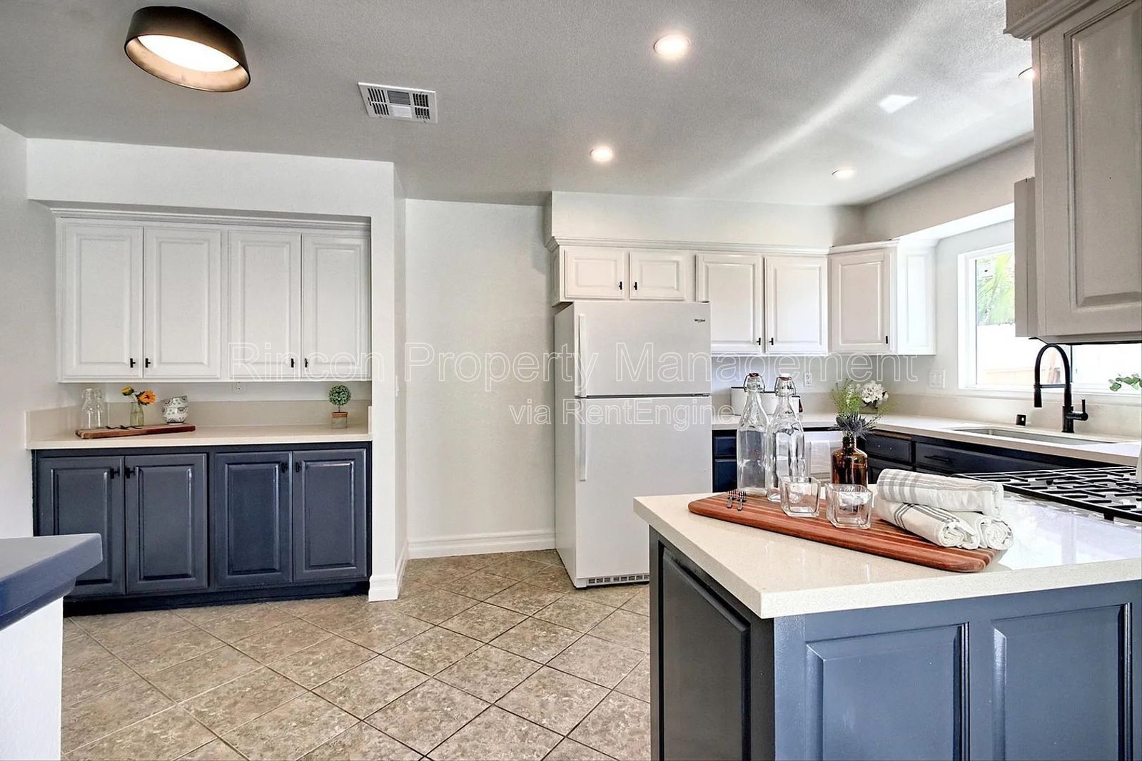 Spacious Ventura Home with 6 Bedrooms, Expansive Backyard & Fireplace property image