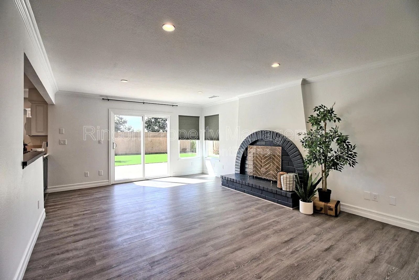 Spacious Ventura Home with 6 Bedrooms, Expansive Backyard & Fireplace property image