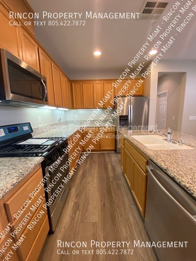 Spacious Riverpark Townhome *3 Bedrooms, 3.5 Baths* Available Now!! property image