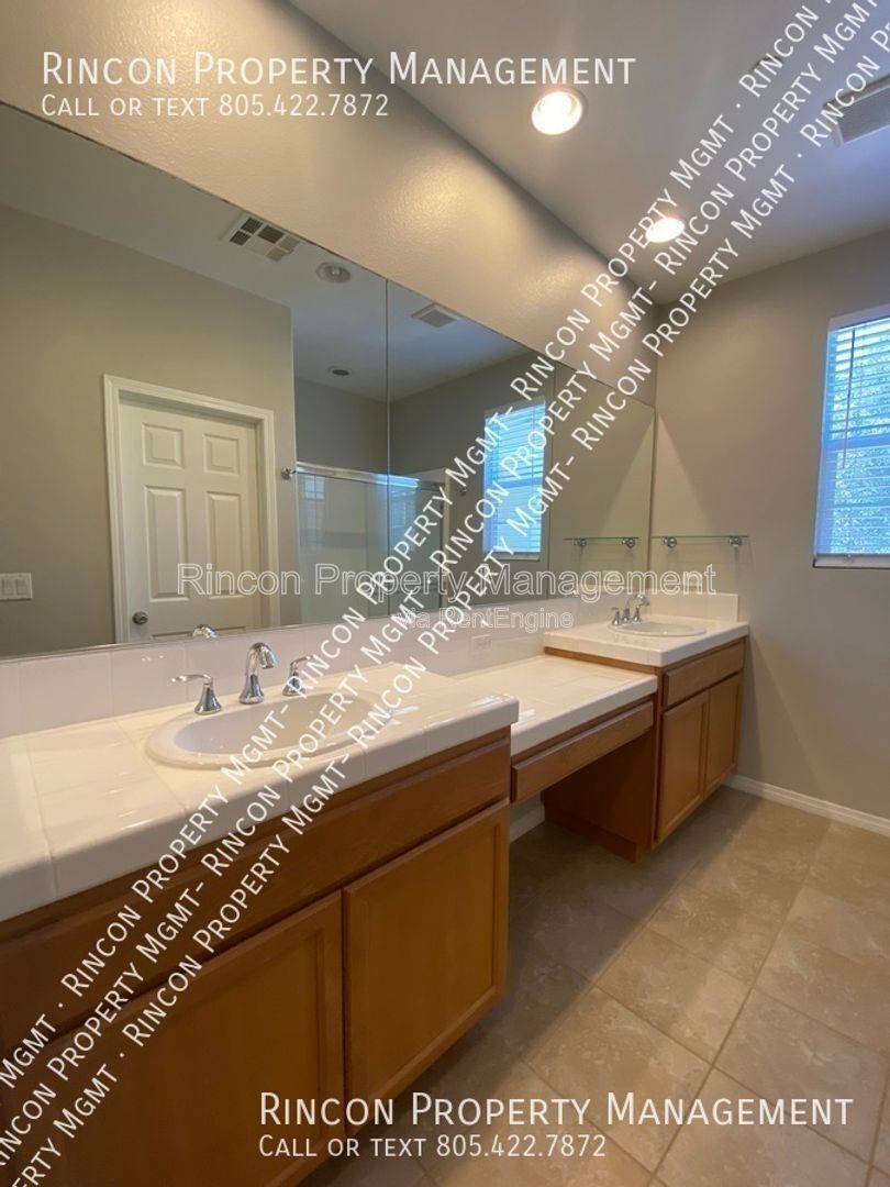 Spacious Riverpark Townhome *3 Bedrooms, 3.5 Baths* Available Now!! property image