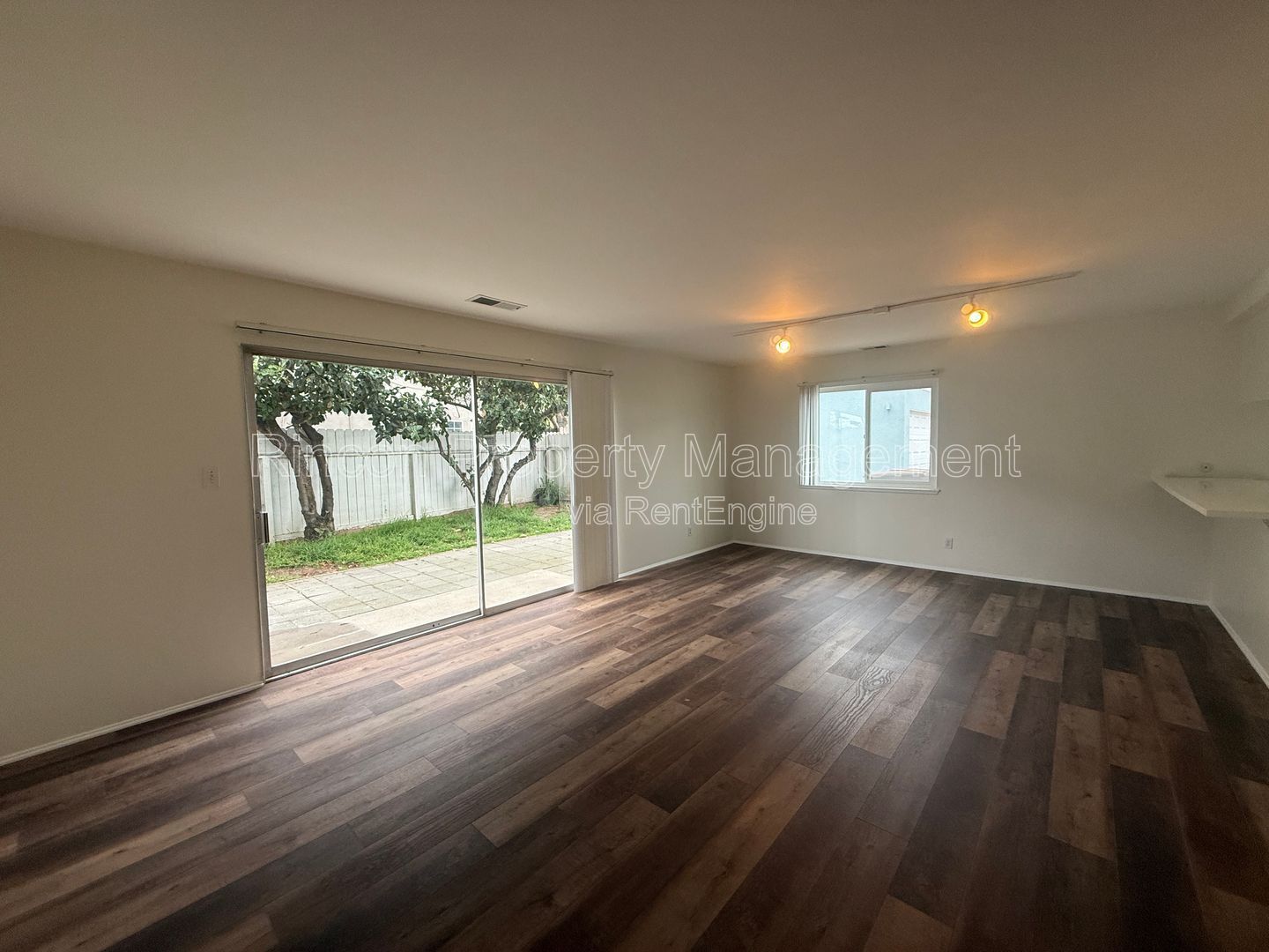 Coastal Living at Its Finest – Stylish Ventura Beach property property image