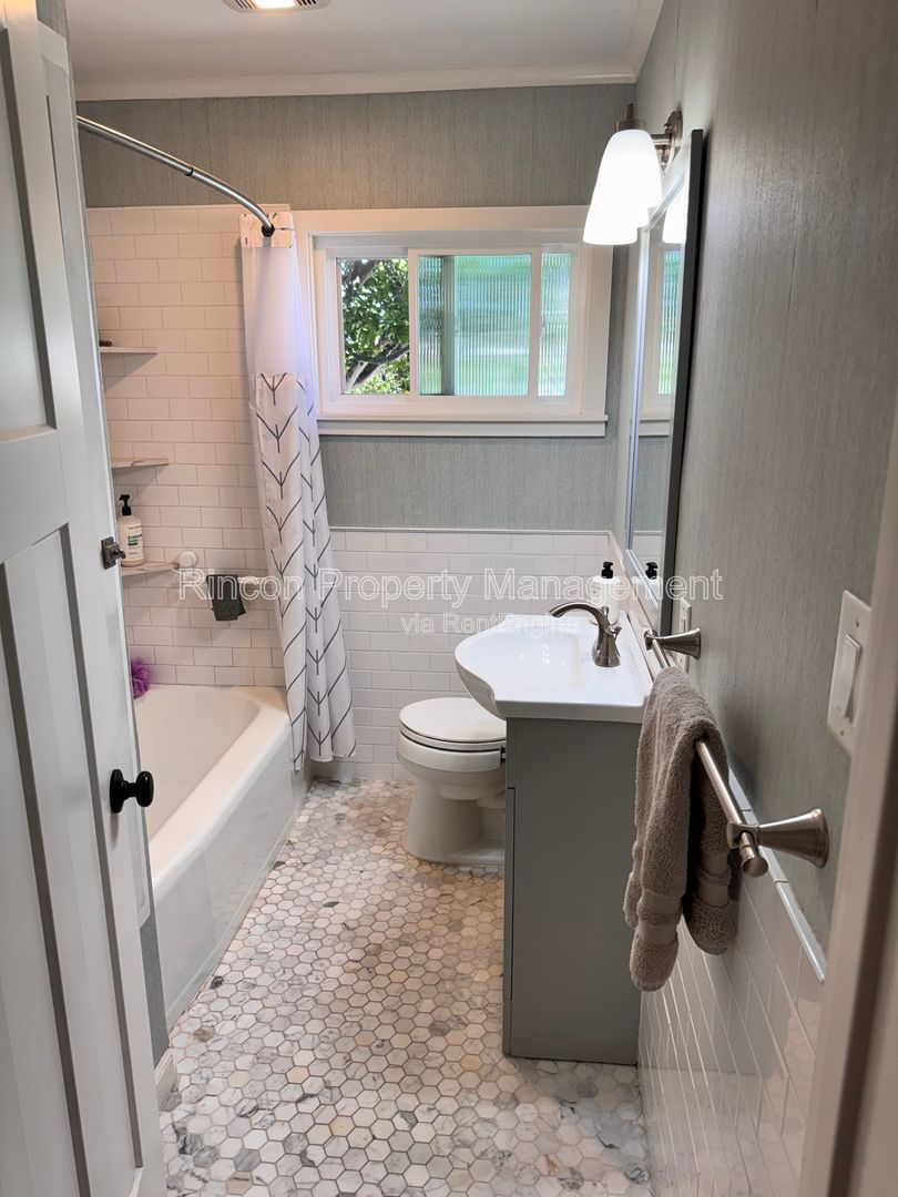 ***Furnished Single Family Home in Mid-Town Ventura*** Available this Summer! property image