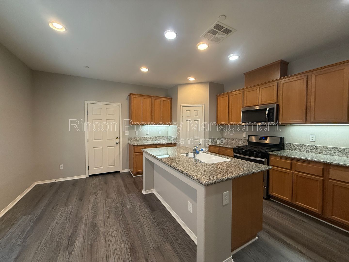 Spacious Riverpark Townhome *3 Bedrooms, 3.5 Baths* Available Now!! property image