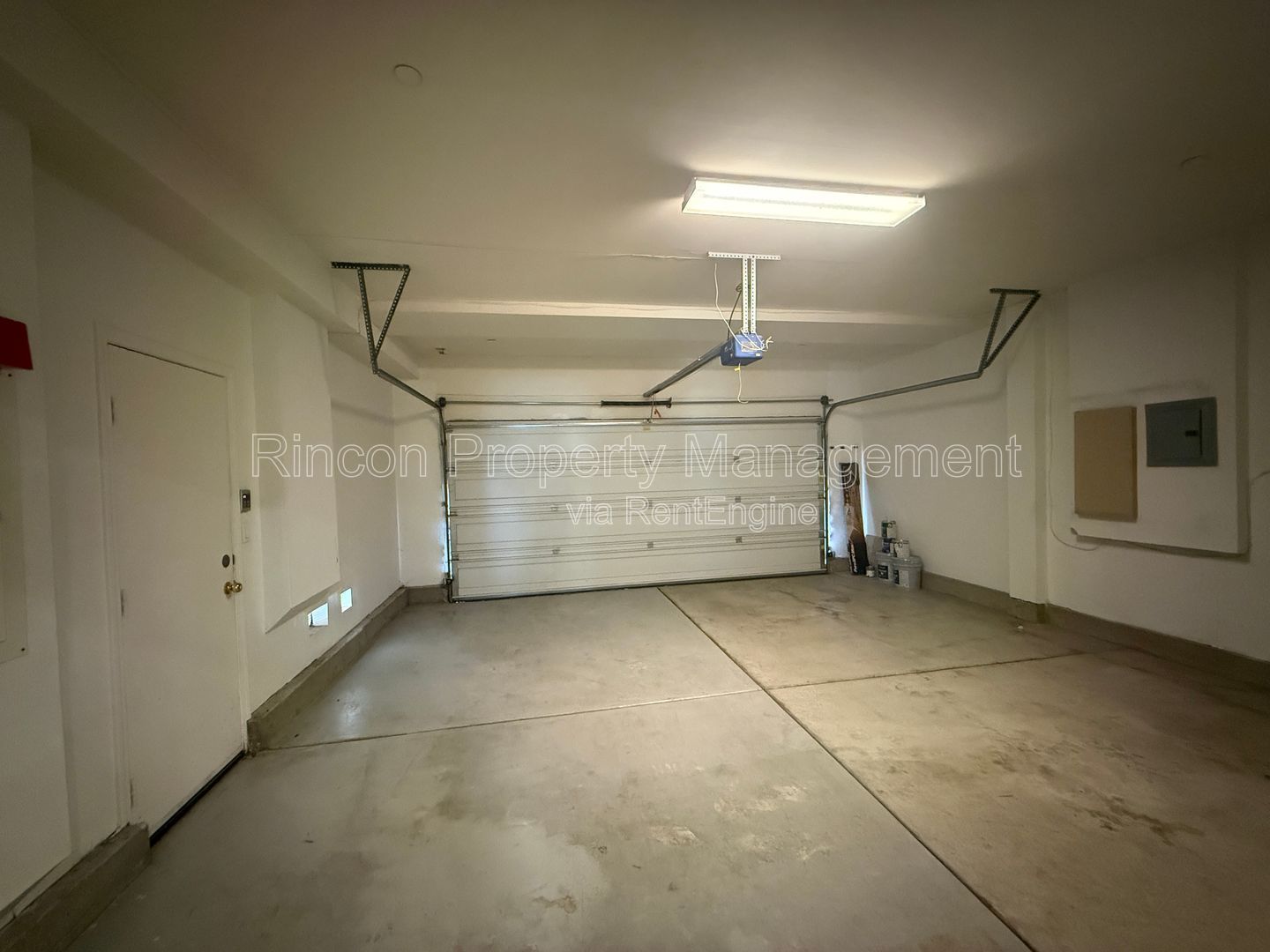 Spacious Riverpark Townhome *3 Bedrooms, 3.5 Baths* Available Now!! property image