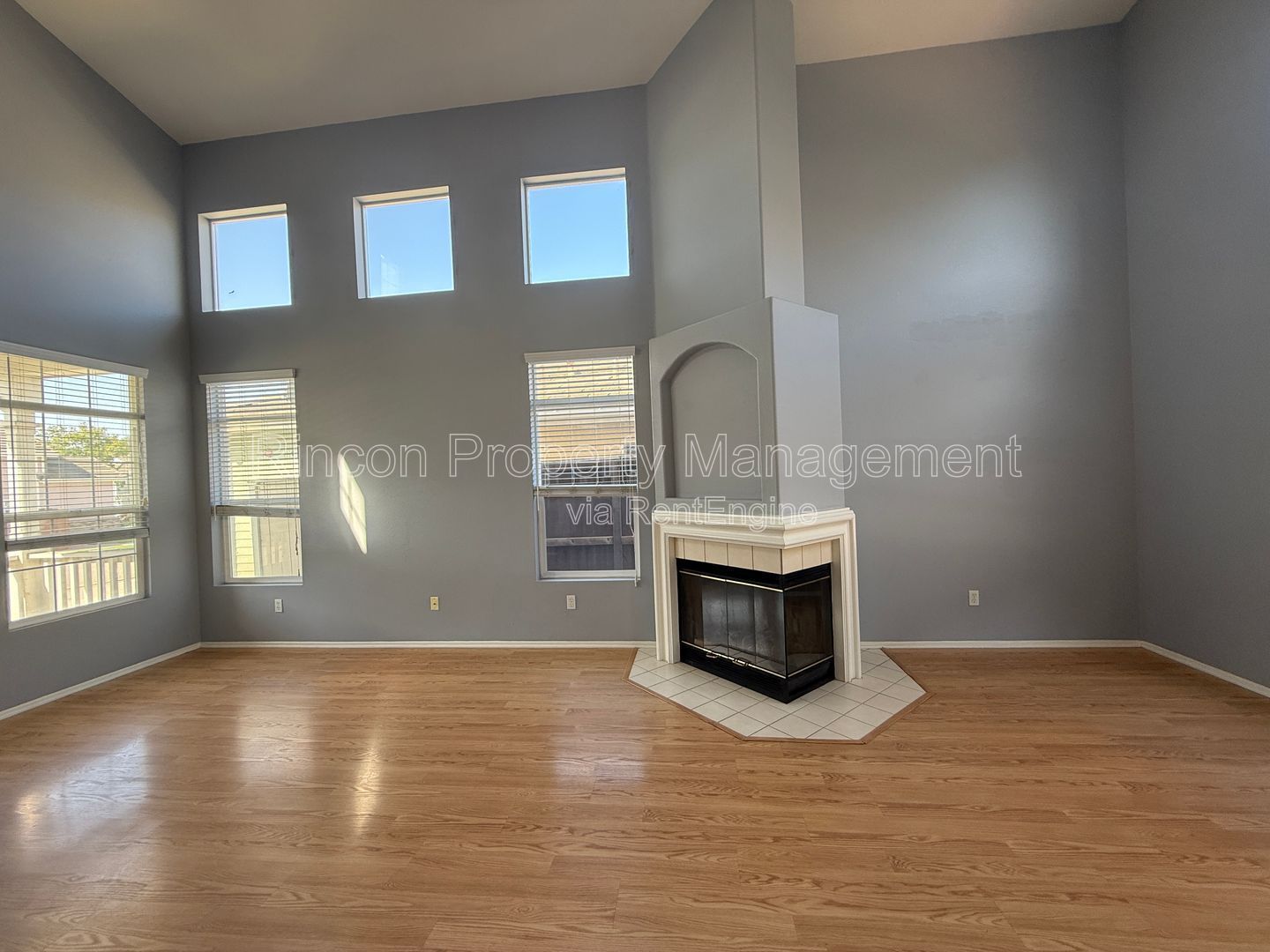 Spacious 3 Bedroom Home/Private Backyard *3 bedrooms/2.5 Baths property image