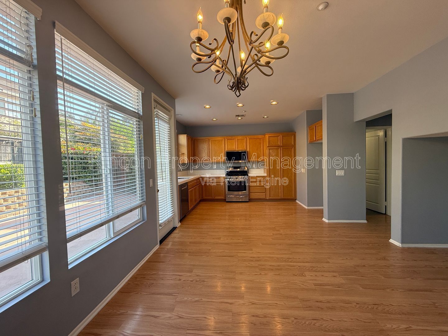 Spacious 3 Bedroom Home/Private Backyard *3 bedrooms/2.5 Baths property image