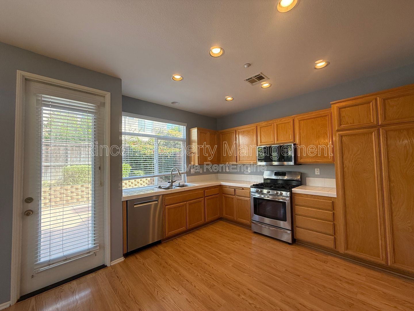 Spacious 3 Bedroom Home/Private Backyard *3 bedrooms/2.5 Baths property image