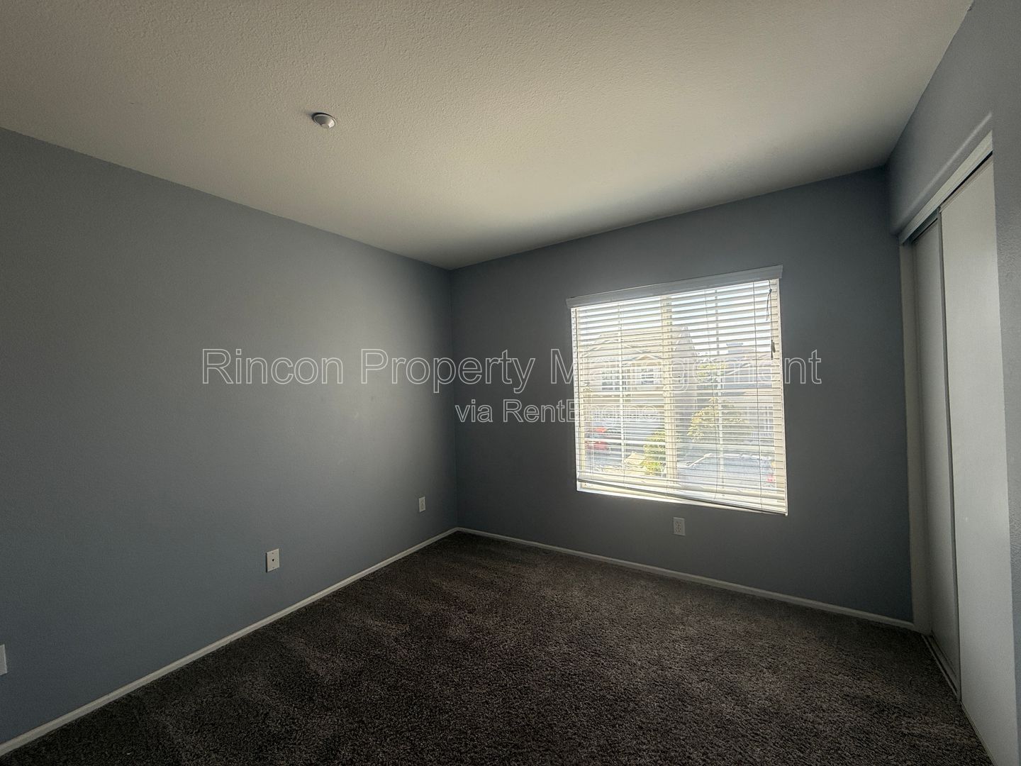 Spacious 3 Bedroom Home/Private Backyard *3 bedrooms/2.5 Baths property image