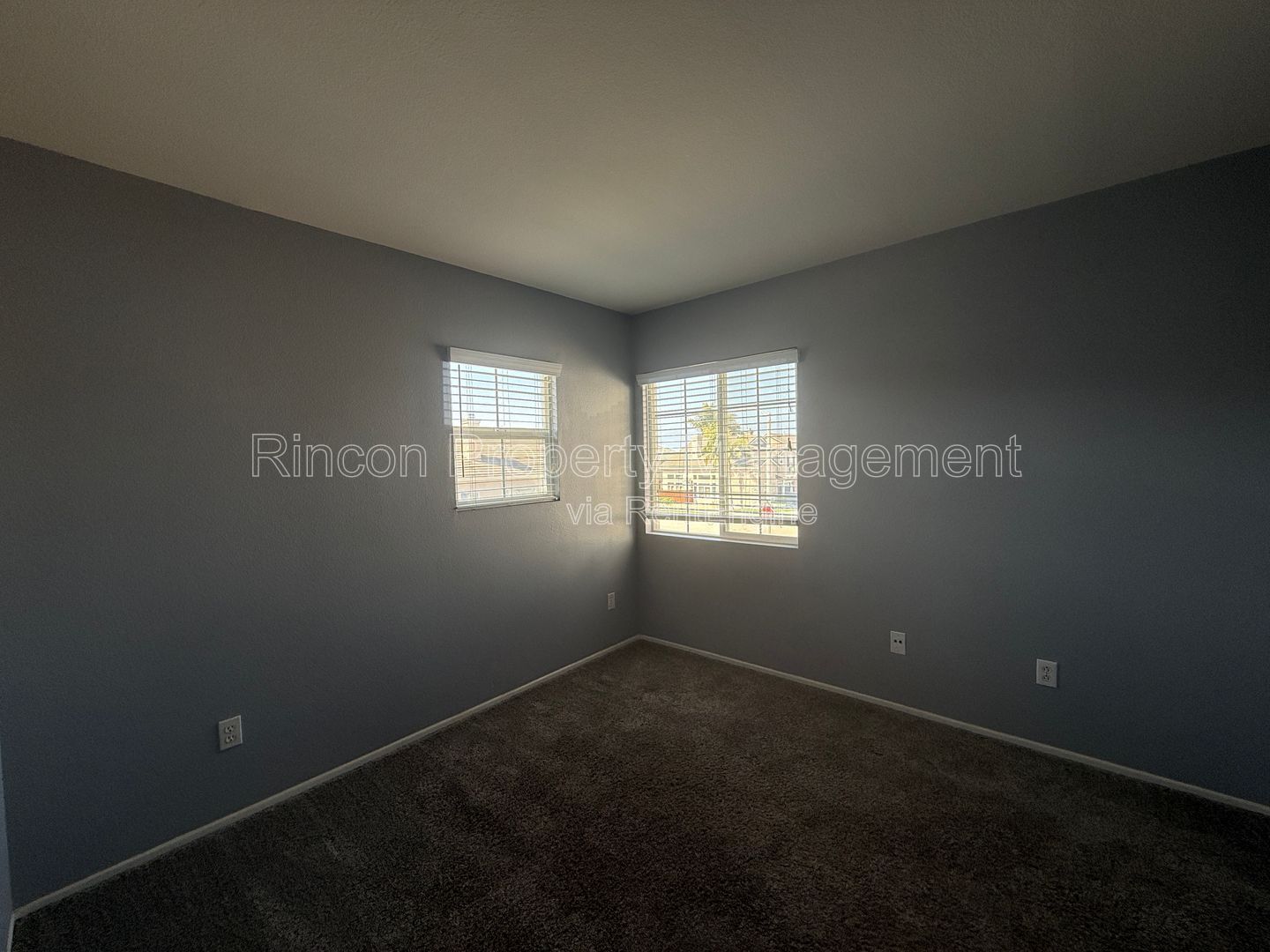 Spacious 3 Bedroom Home/Private Backyard *3 bedrooms/2.5 Baths property image