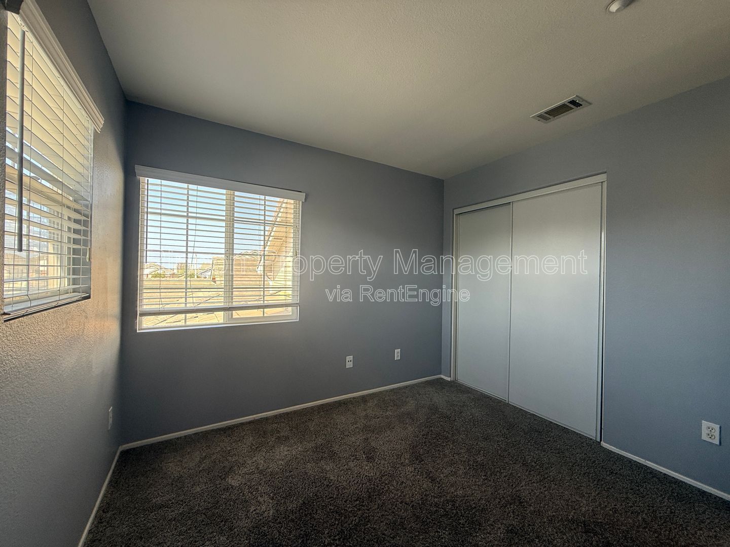 Spacious 3 Bedroom Home/Private Backyard *3 bedrooms/2.5 Baths property image