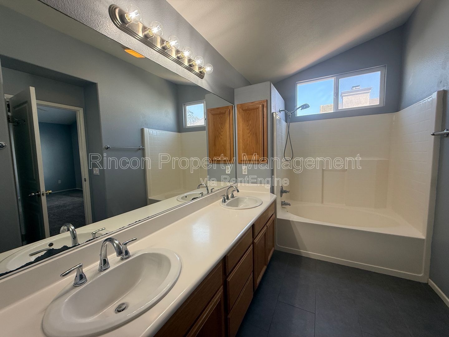 Spacious 3 Bedroom Home/Private Backyard *3 bedrooms/2.5 Baths property image