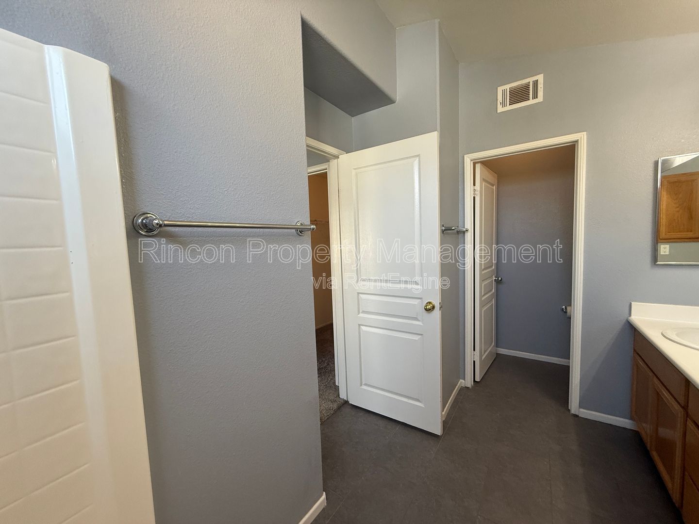 Spacious 3 Bedroom Home/Private Backyard *3 bedrooms/2.5 Baths property image