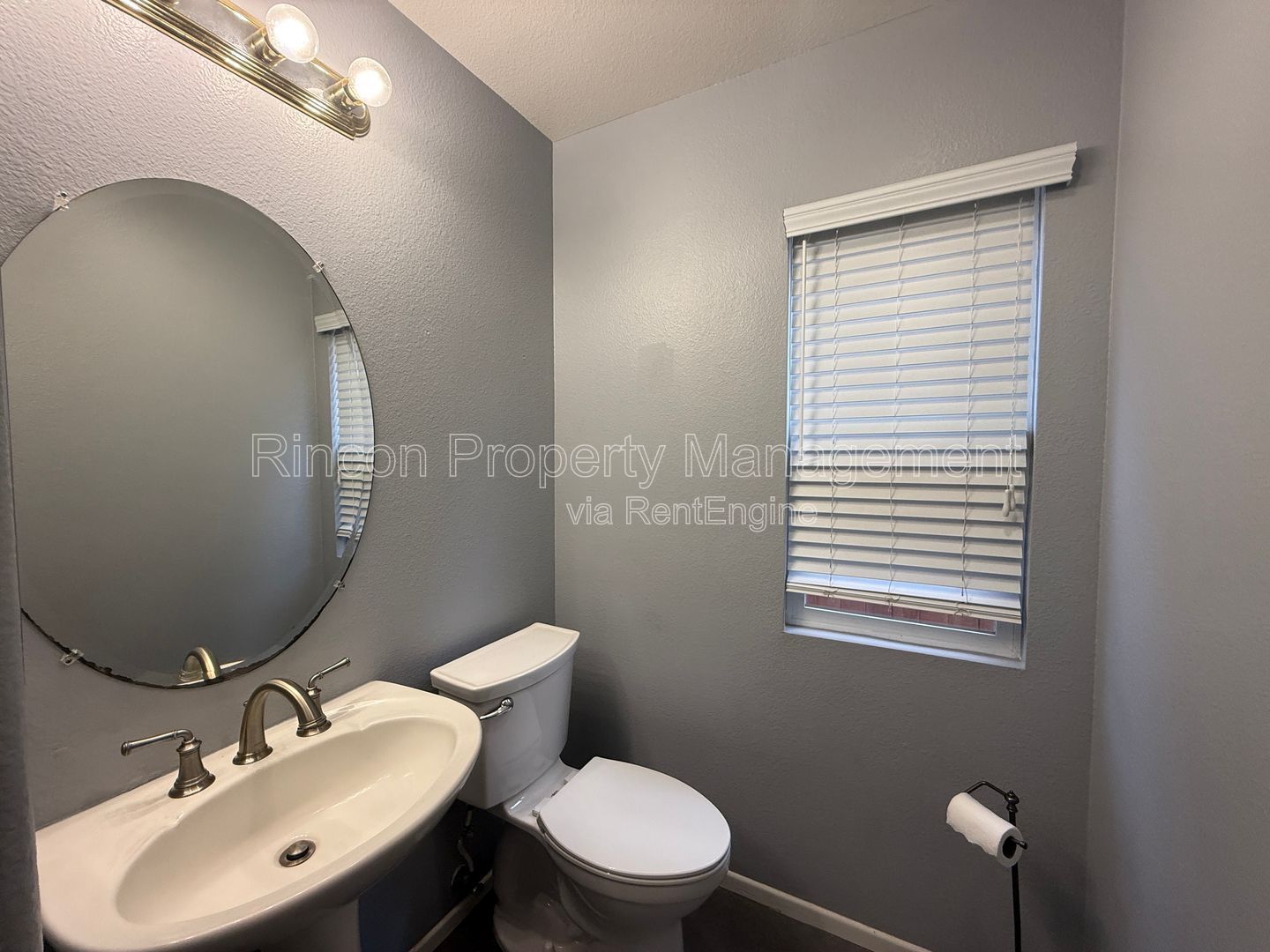 Spacious 3 Bedroom Home/Private Backyard *3 bedrooms/2.5 Baths property image