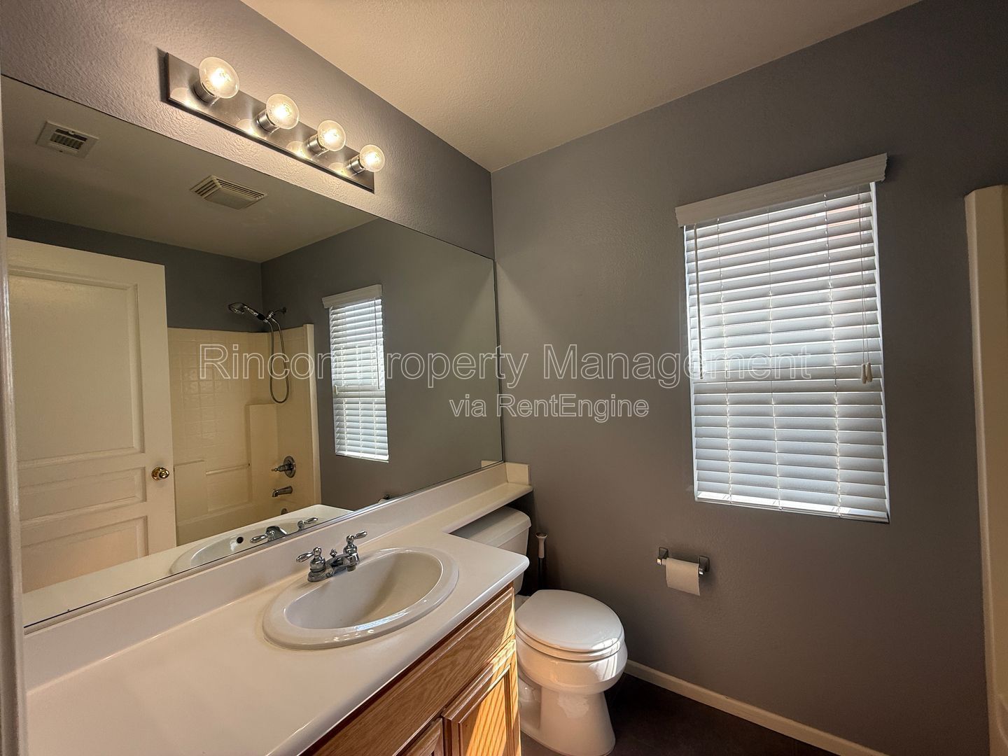 Spacious 3 Bedroom Home/Private Backyard *3 bedrooms/2.5 Baths property image