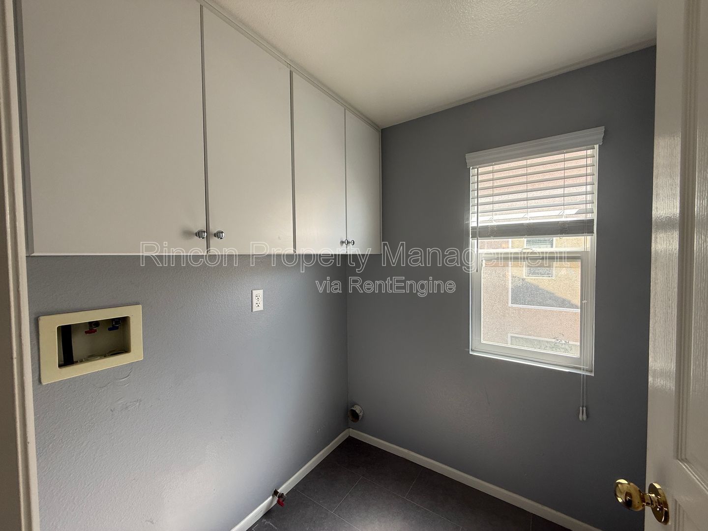Spacious 3 Bedroom Home/Private Backyard *3 bedrooms/2.5 Baths property image