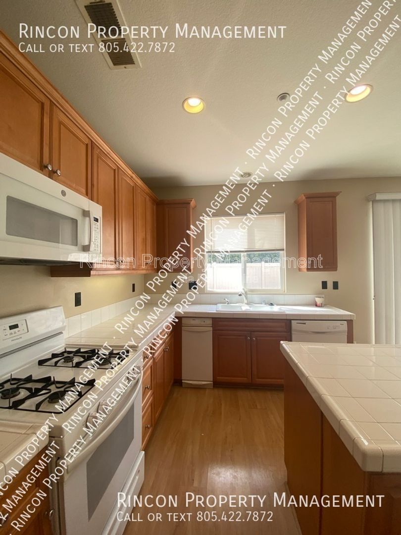 Spacious 3 Bedroom 2 Bathroom in Oxnard with Large Patio property image