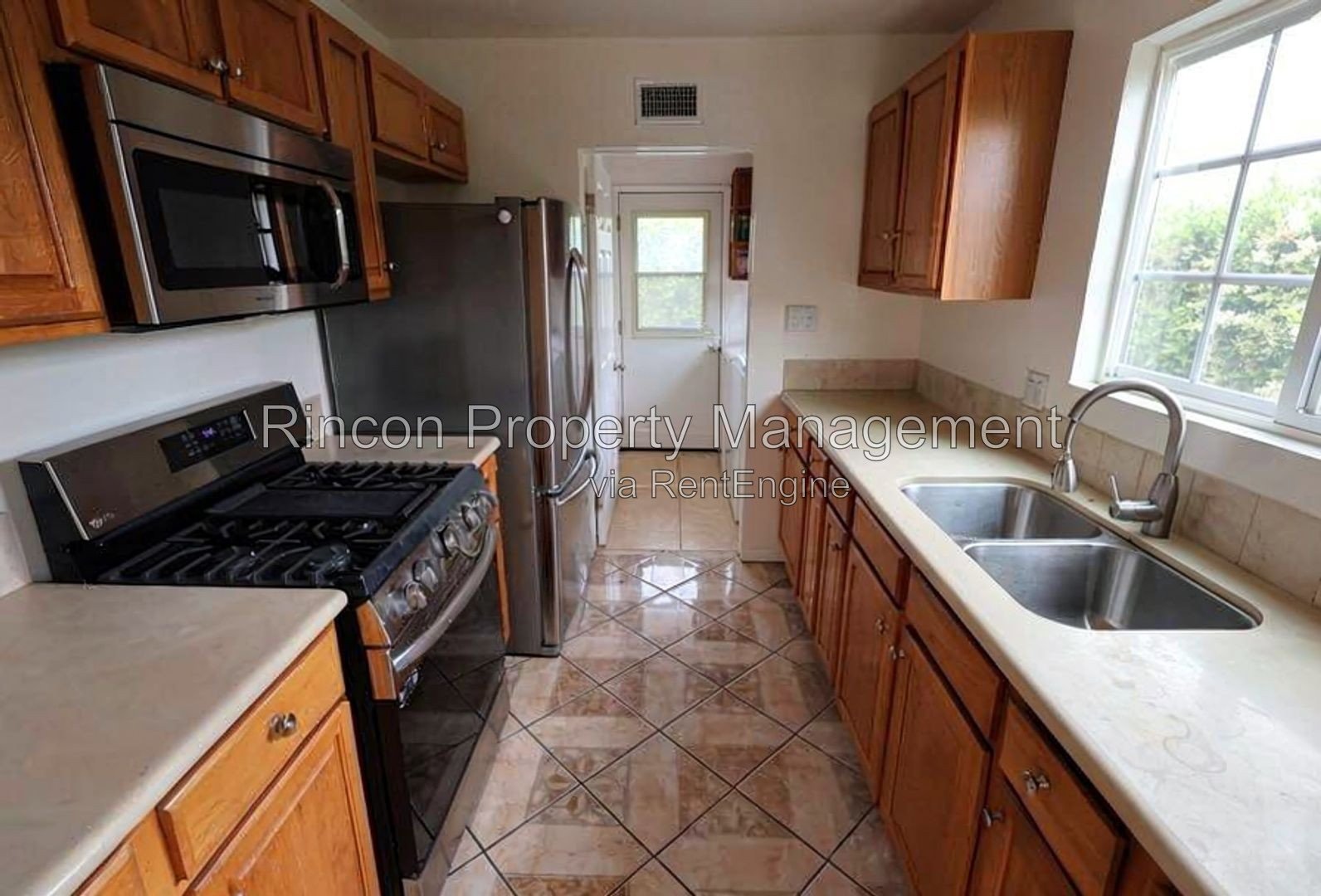 Prime Location in Oxnard *Available 7-26* 3 Bedrooms/2 Baths property image