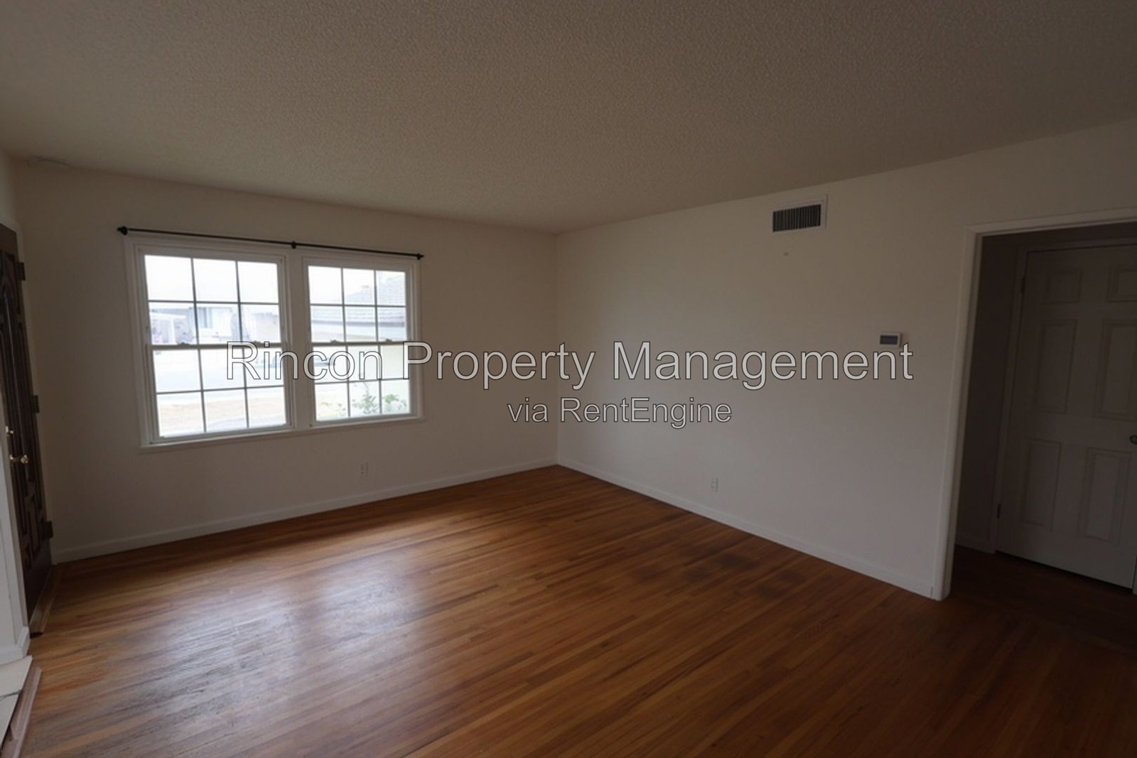 Prime Location in Oxnard *Available 7-26* 3 Bedrooms/2 Baths property image