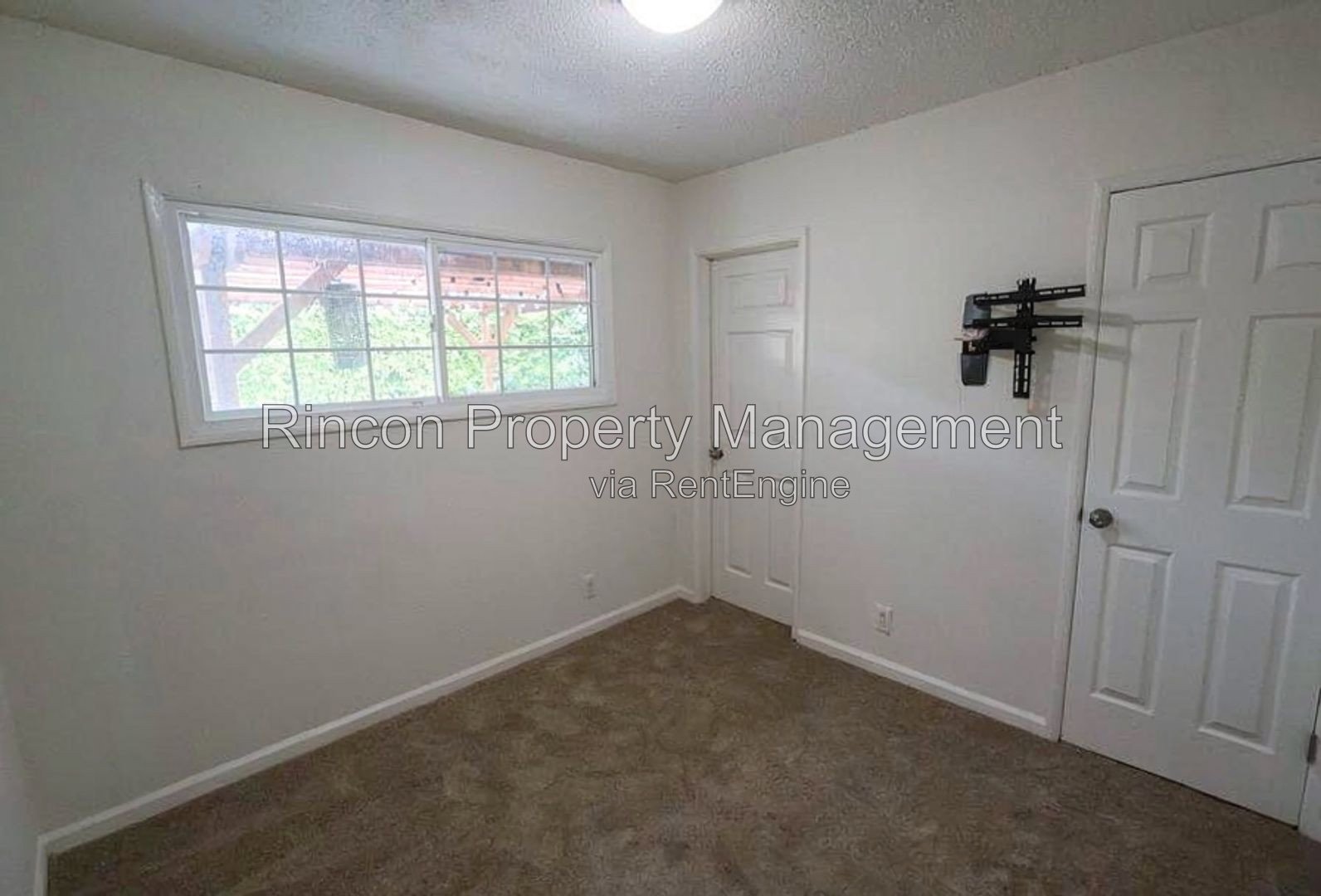 Prime Location in Oxnard *Available 7-26* 3 Bedrooms/2 Baths property image