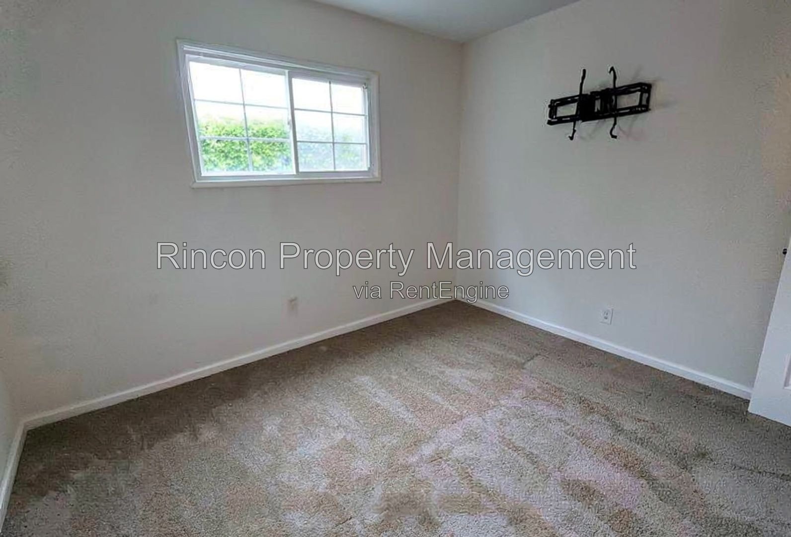 Prime Location in Oxnard *Available 7-26* 3 Bedrooms/2 Baths property image