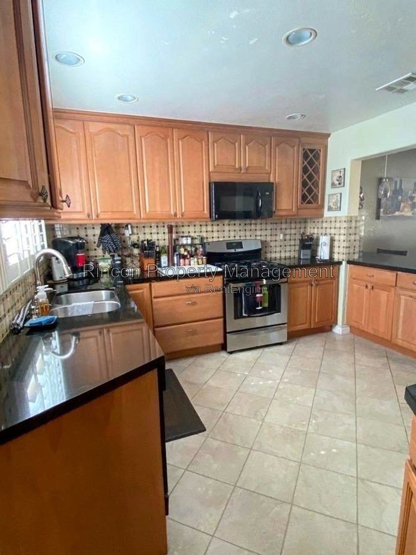 North Oxnard Home Available Now! 3 Bedrooms/2.5 Baths, Large Private Back Yard property image