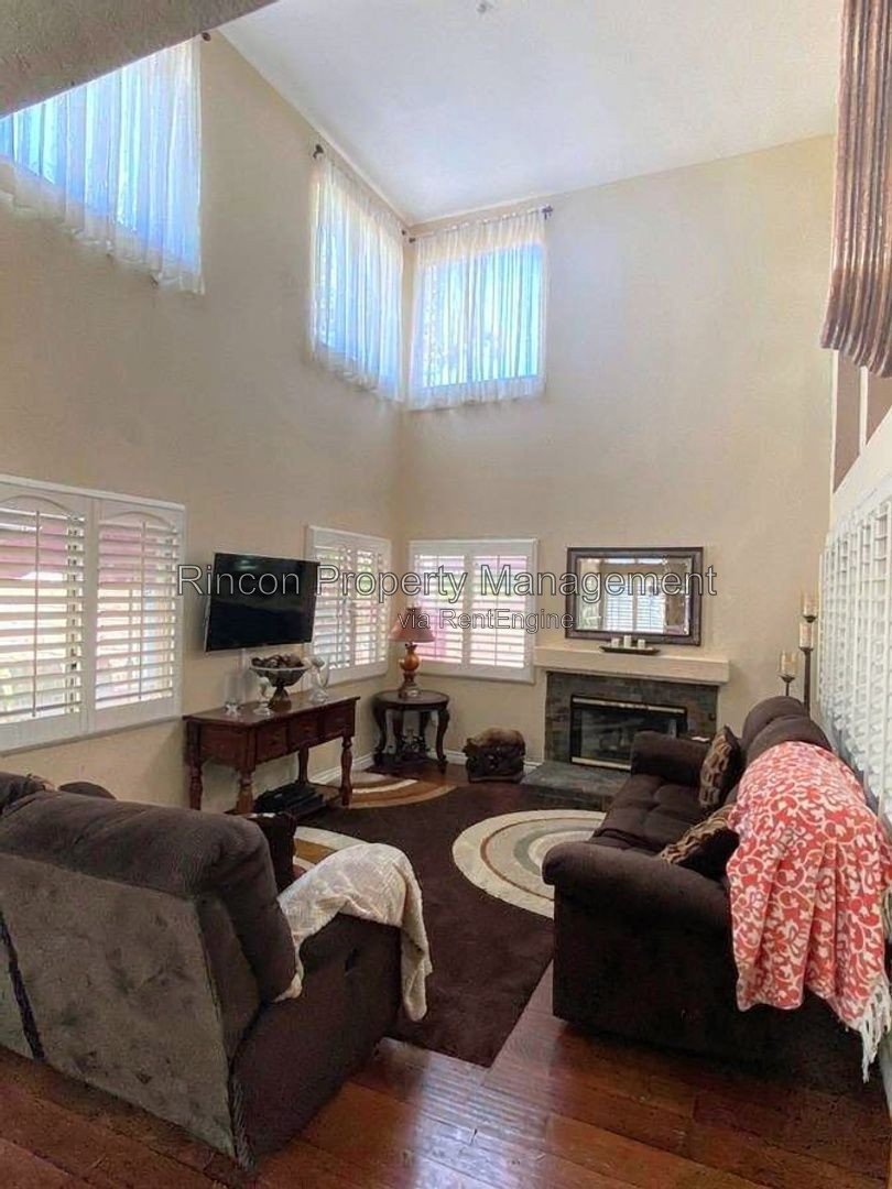 North Oxnard Home Available Now! 3 Bedrooms/2.5 Baths, Large Private Back Yard property image