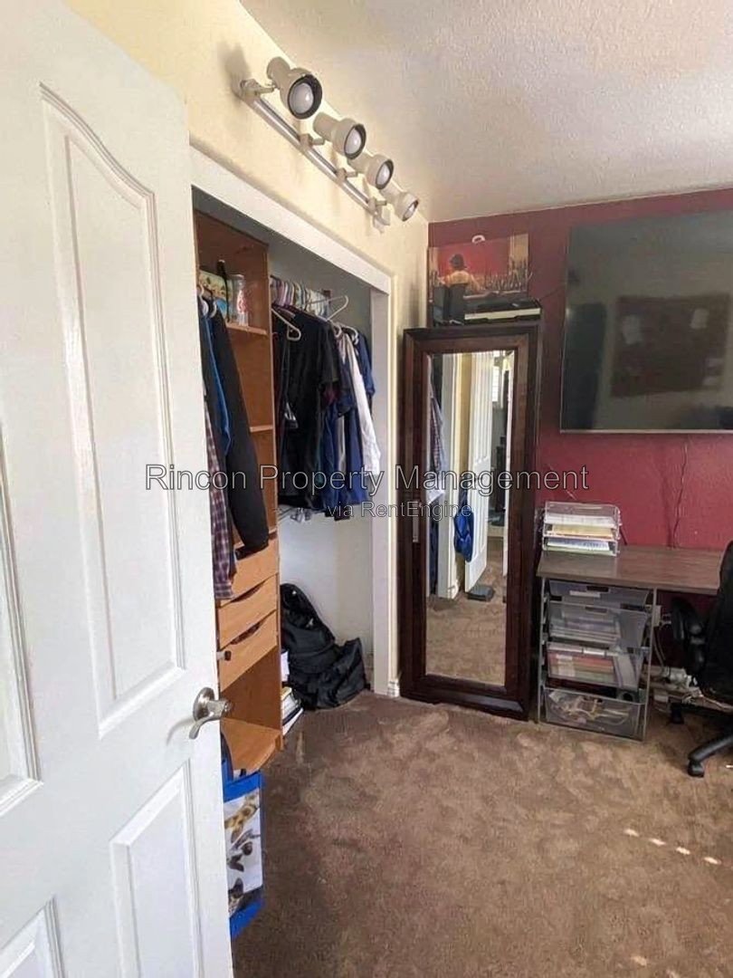 North Oxnard Home Available Now! 3 Bedrooms/2.5 Baths, Large Private Back Yard property image