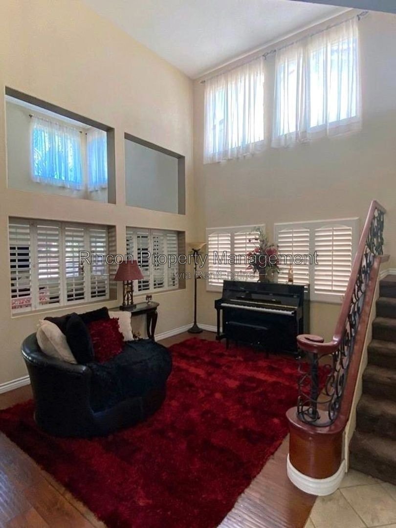 North Oxnard Home Available Now! 3 Bedrooms/2.5 Baths, Large Private Back Yard property image