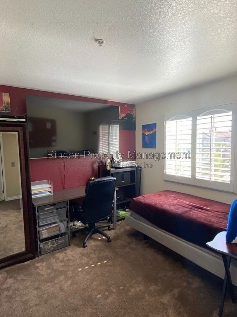 North Oxnard Home Available Now! 3 Bedrooms/2.5 Baths, Large Private Back Yard property image