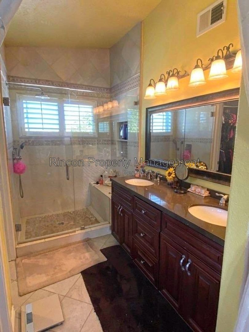 North Oxnard Home Available Now! 3 Bedrooms/2.5 Baths, Large Private Back Yard property image