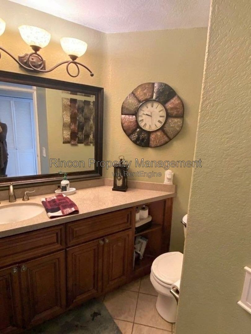 North Oxnard Home Available Now! 3 Bedrooms/2.5 Baths, Large Private Back Yard property image