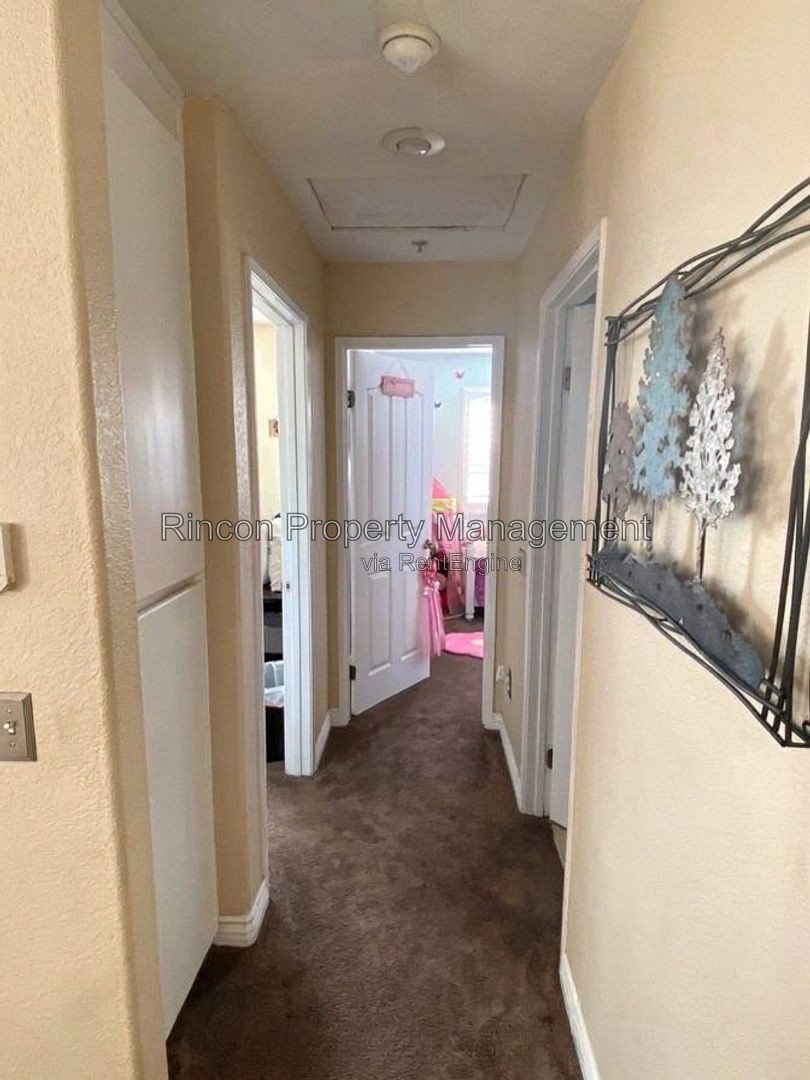 North Oxnard Home Available Now! 3 Bedrooms/2.5 Baths, Large Private Back Yard property image