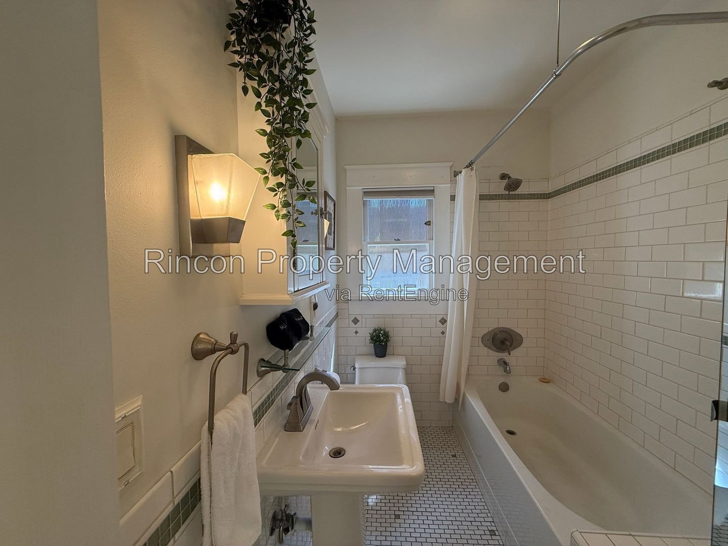 Updated 1 Bedroom Home Near Downtown *1 Bedrooms/2 Baths-760 Square Feet* property image