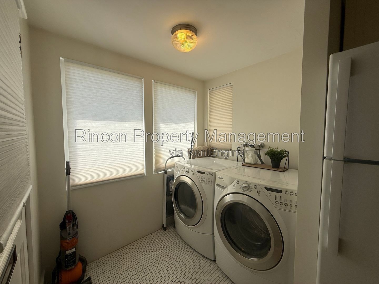 Updated 1 Bedroom Home Near Downtown *1 Bedrooms/2 Baths-760 Square Feet* property image